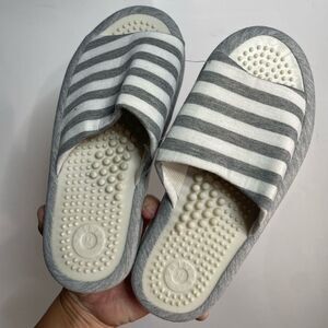 5 for $25🔥Striped Shower Massage House Slipper Sandals Size 6.5/ Size‎ 7